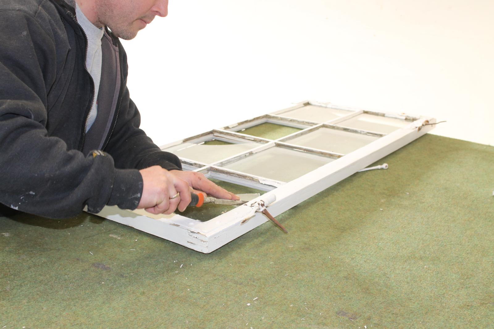 Glarmester-Thomas-Andersen-Afrensning-af-Kit-pa-vindue GLARMESTERARBEJDE