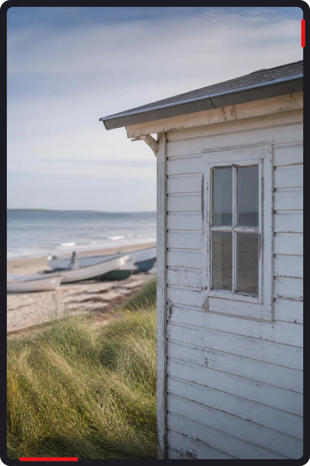 Glarmester i Hornbæk: gammelt hvidt trævindue i sommerhus ved stranden