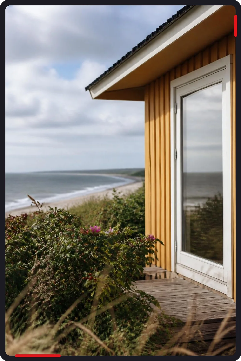 Glarmester i Liseleje: hvid terrassedør i gult sommerhus ved kysten