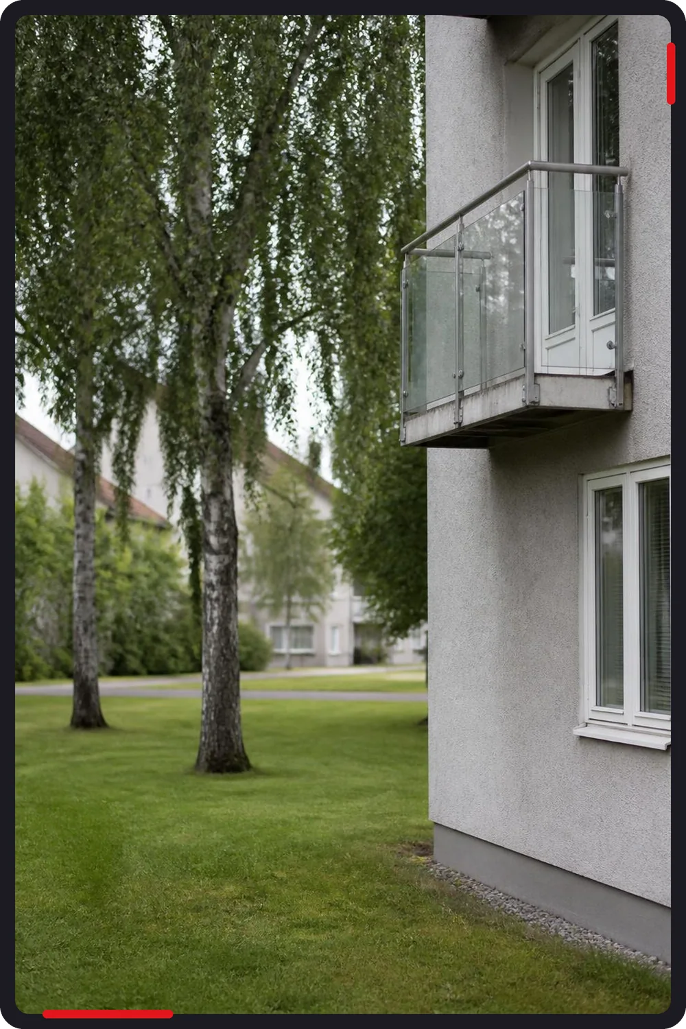 Glarmester i Søborg: altan med glasværn og hvide vinduer i lysegrå boligblok